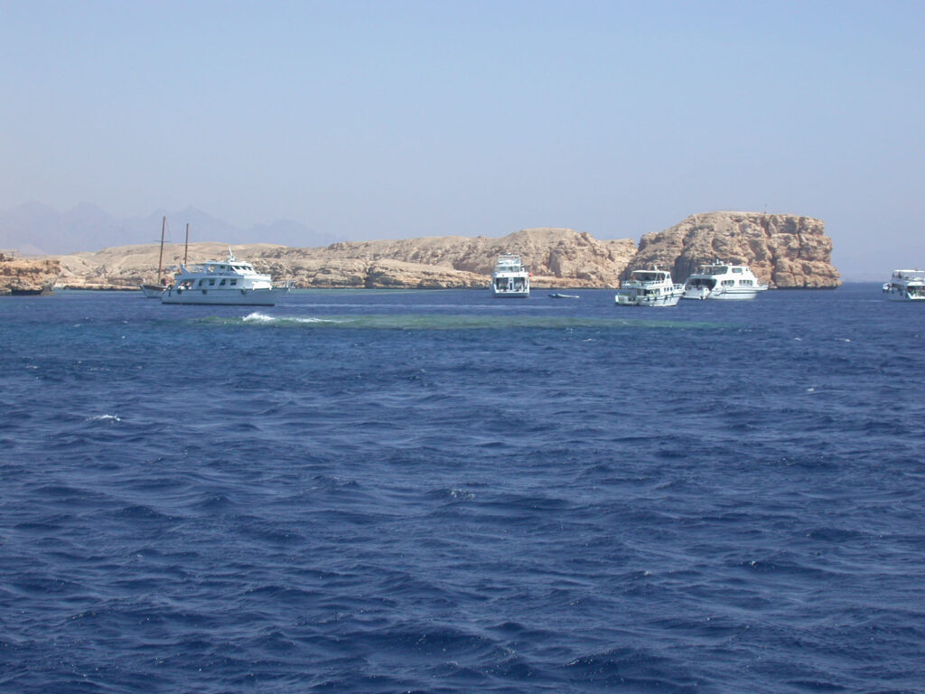Des bateaux de plongée au mouillage devant les falaises claires de Ras Mohammed, au-dessus de Shark et Yolanda Reef