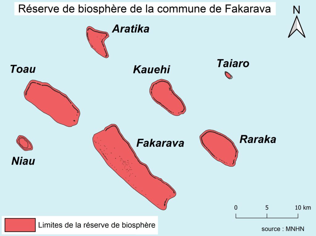 Carte de sept atolls dessinés en rouge sur fond bleu clair, Fakarava au centre, entourée de Toau, Aratika, Kauehi, Taiaro, Raraka et Niau, avec la flèche du nord et une échelle