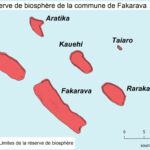 Carte de sept atolls dessinés en rouge sur fond bleu clair, Fakarava au centre, entourée de Toau, Aratika, Kauehi, Taiaro, Raraka et Niau, avec la flèche du nord et une échelle