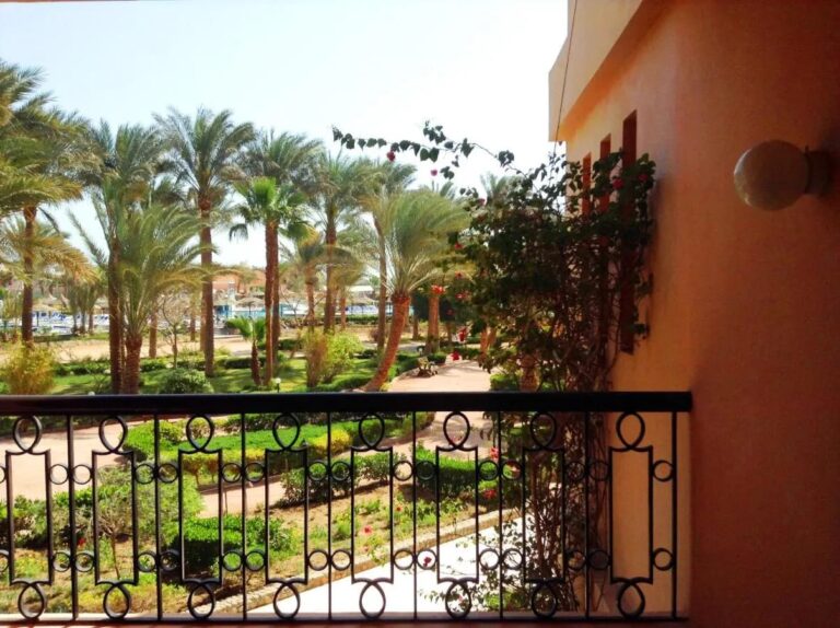 Vue d'un balcon sur les palmiers et les jardins du Giftun Azur Resort