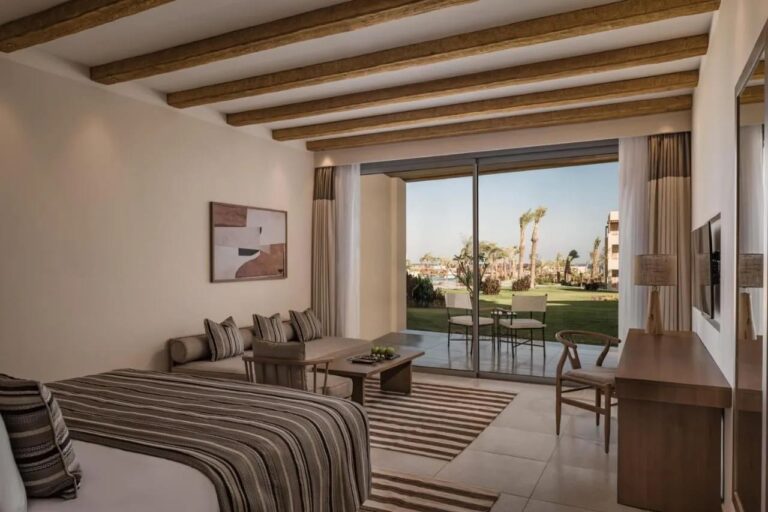 Une chambre ouverte sur une terrasse et le jardin, avec un coin salon