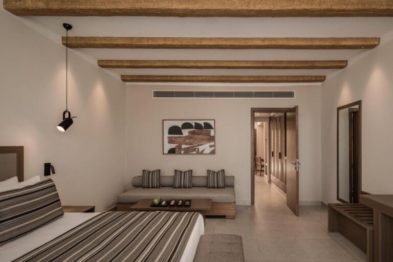 Une suite avec un coin salon au pied du lit