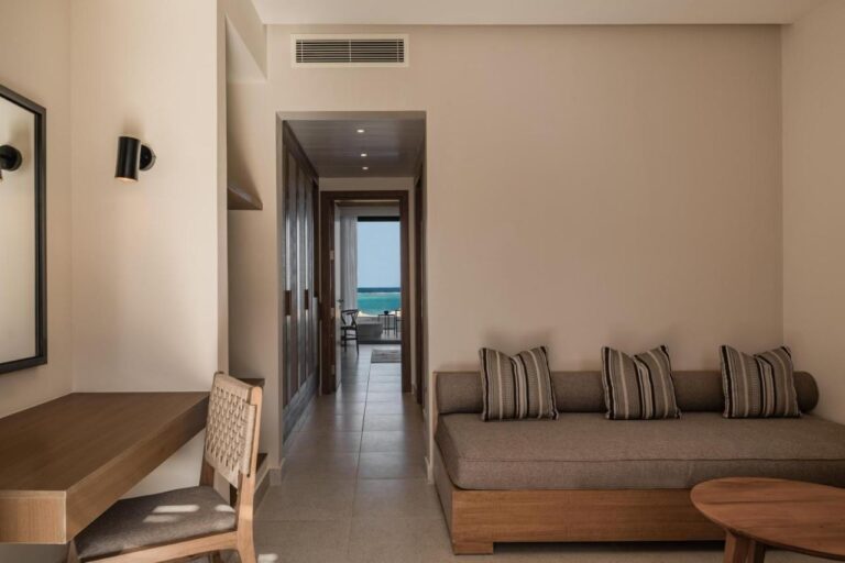 Le coin salon d'une suite, avec la mer au fond du couloir