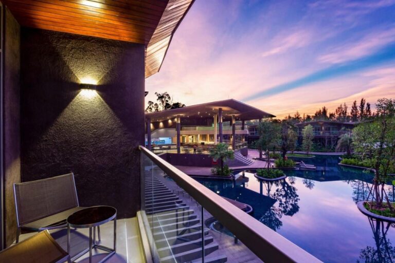 Un balcon au-dessus de la grande piscine du Kalima Resort Khao Lak, au crépuscule