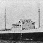 Photo d'archive en noir et blanc, granuleuse, d'un pétrolier vu de profil, avec sa passerelle au centre, deux mâts et sa cheminée à l'arrière.