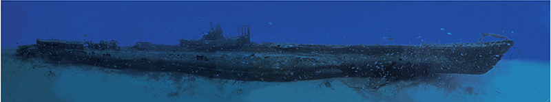 Panoramique sous-marin de toute la longueur de l'épave du Rubis, posée droite sur le sable, kiosque au centre, dans une eau bleue parsemée de poissons.