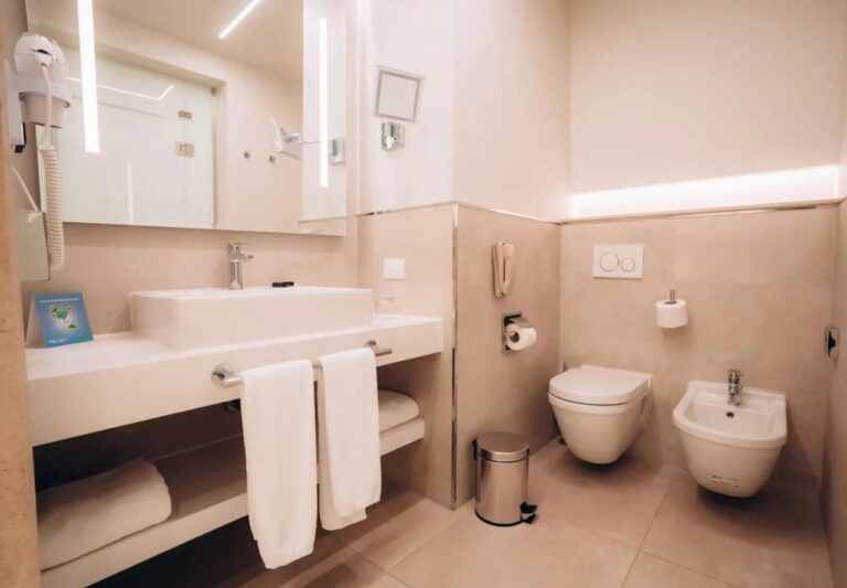 Une salle de bains moderne avec vasque, toilettes et bidet