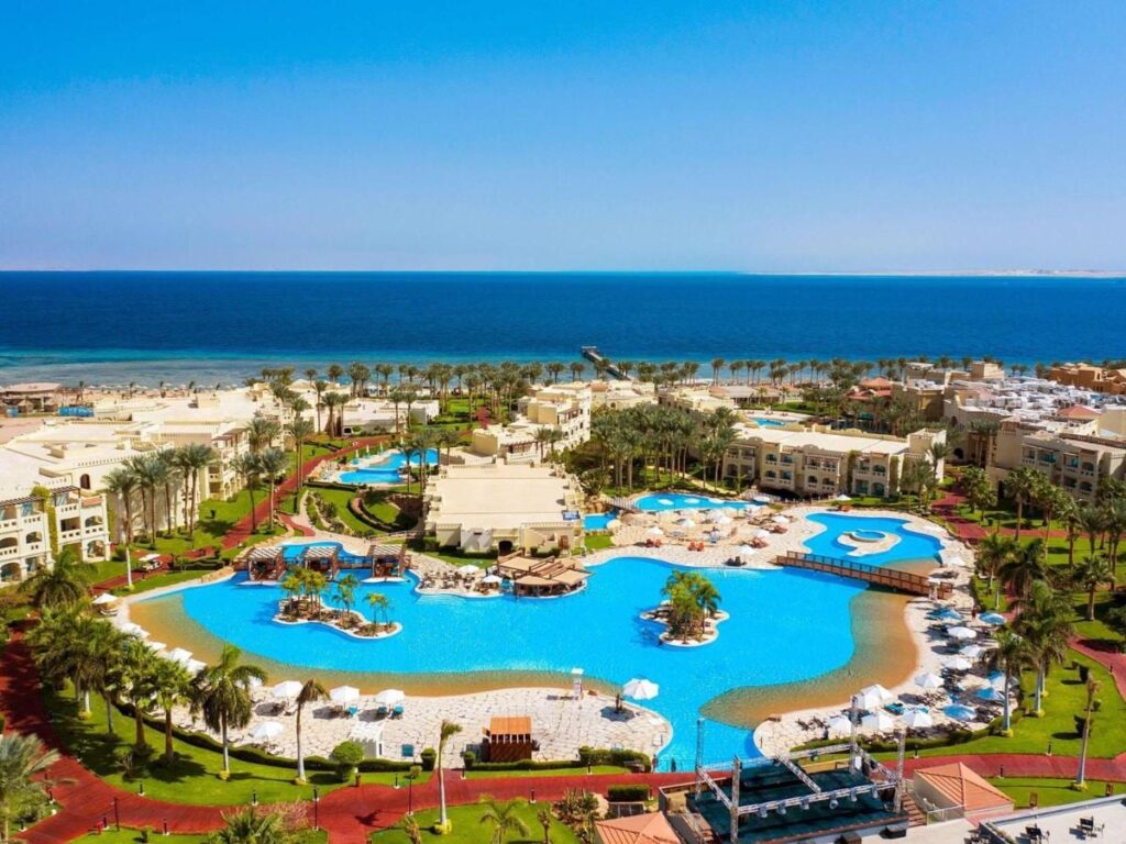 Vue aérienne du Rixos Sharm El Sheikh, ses piscines en forme de lagon, ses palmiers et la mer Rouge