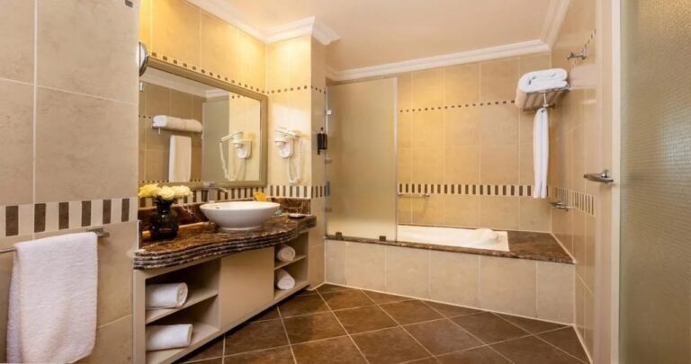 Une salle de bains avec vasque posée et baignoire