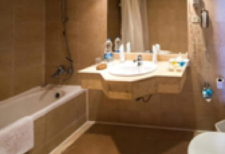 Une salle de bains avec baignoire et lavabo encastré