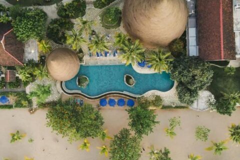 Vue aérienne du Sudamala Resort Komodo, sa piscine, ses jardins et sa plage