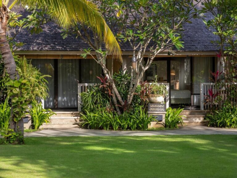 Des bungalows du Sudamala Resort Komodo au bord d'une pelouse