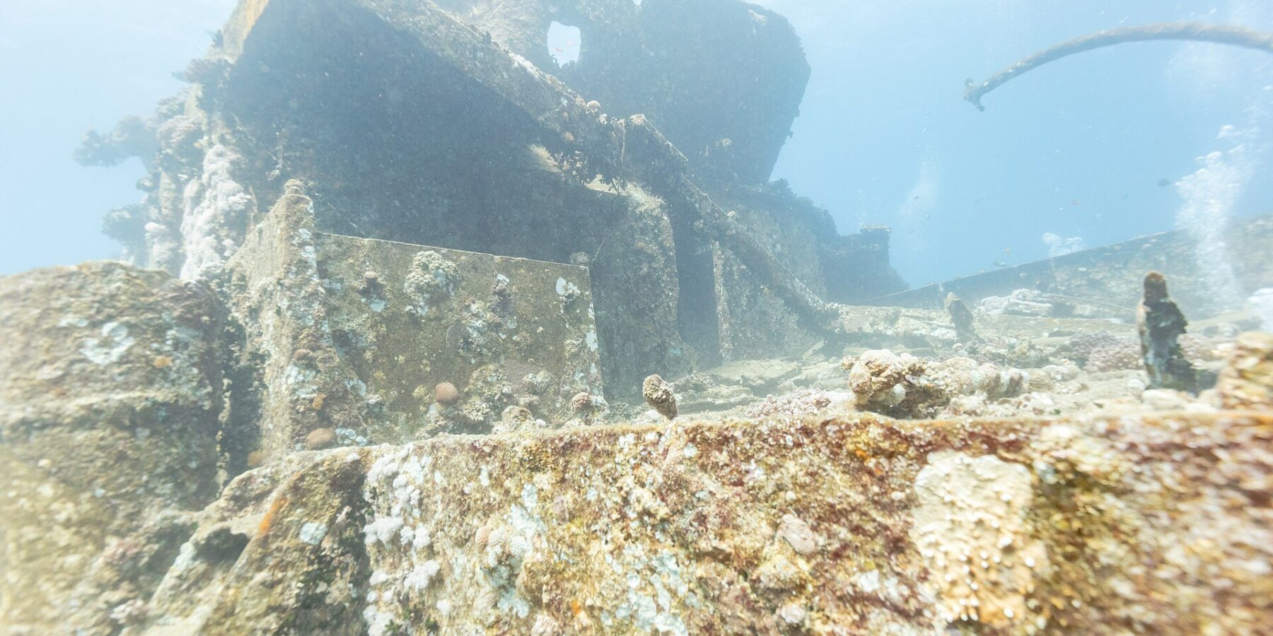 Les superstructures de l'avant du Thistlegorm couvertes de coraux durs, vues du pont